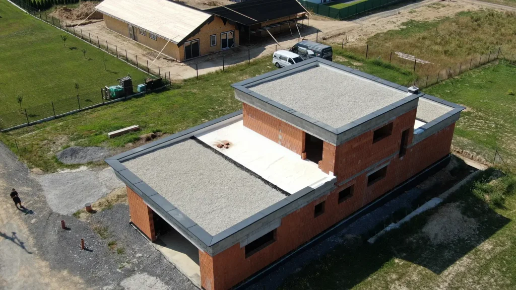 Dokončené ploché strechy novostavby so štrkovou záťažou