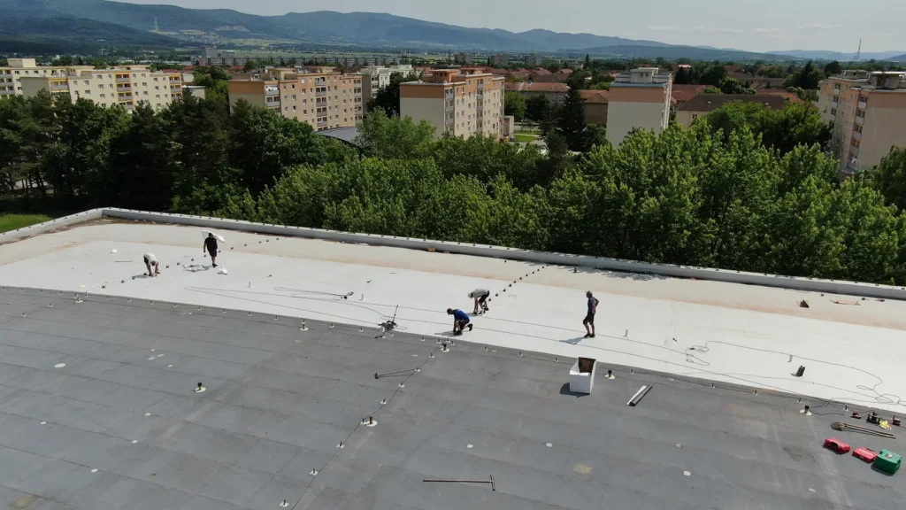 Montáž fóliovej hydroizolácie na rozsiahlej plochej streche