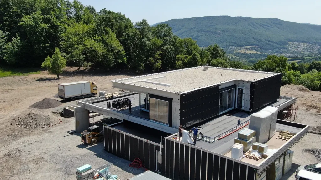 Realizácia plochej strechy rodinného domu so štrkovou záťažou