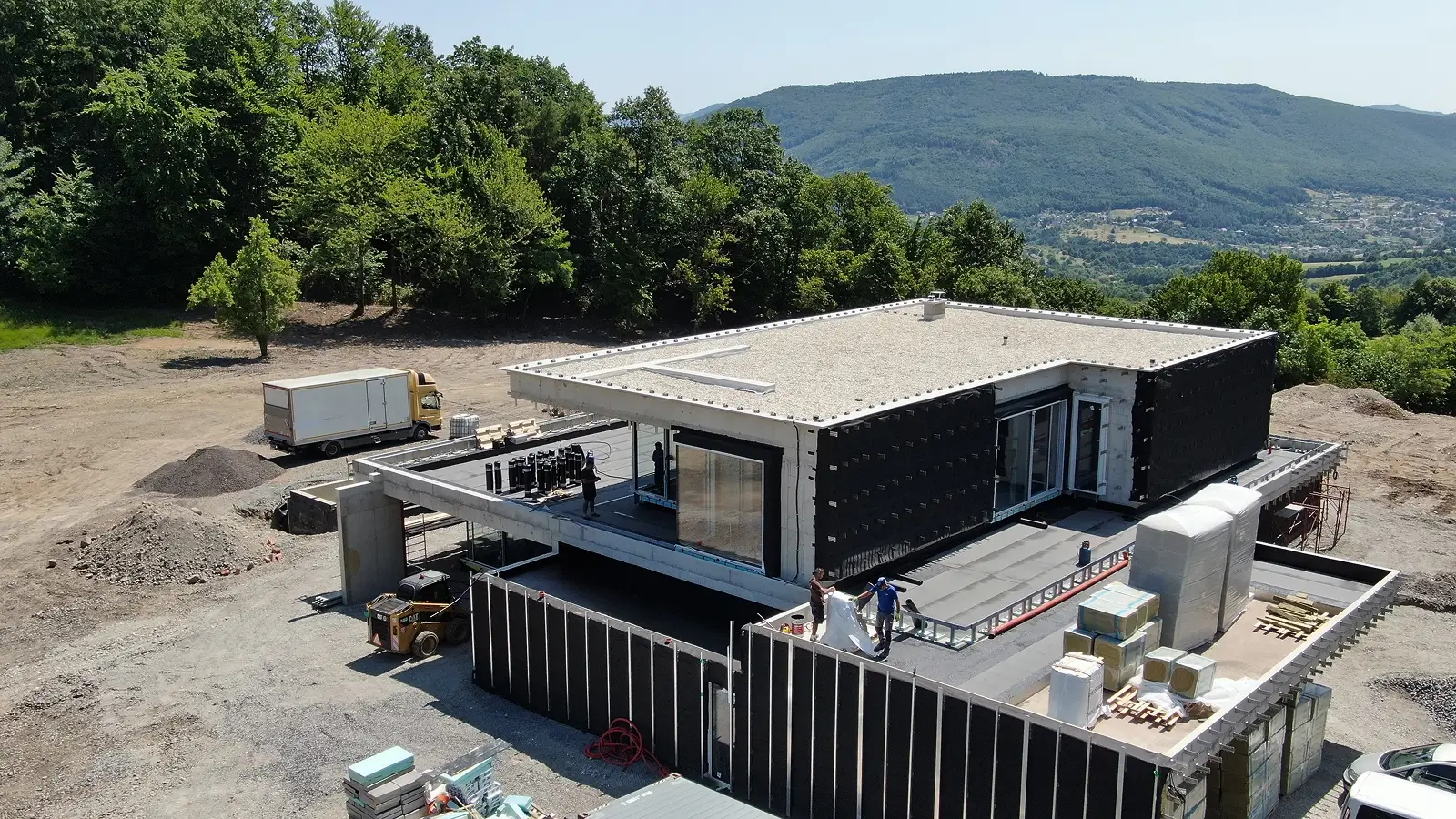 Realizácia plochej strechy rodinného domu so štrkovou záťažou